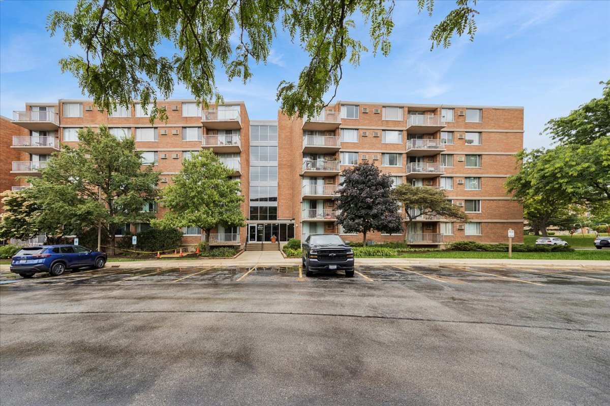 2211 S Stewart Avenue 6D Property Photo 1