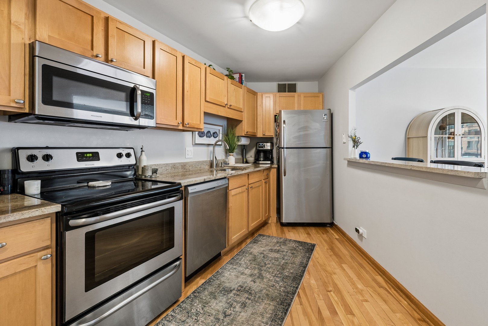 211 E Ohio Street 1115 Property Photo 5