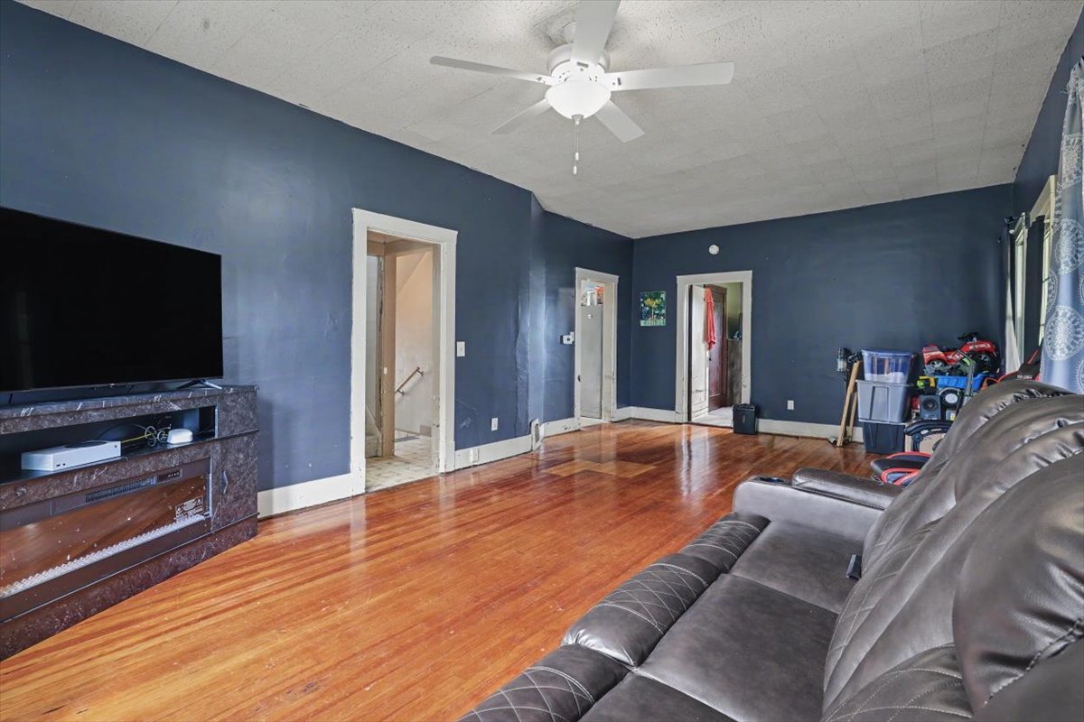 290 S Chestnut Street Property Photo 8