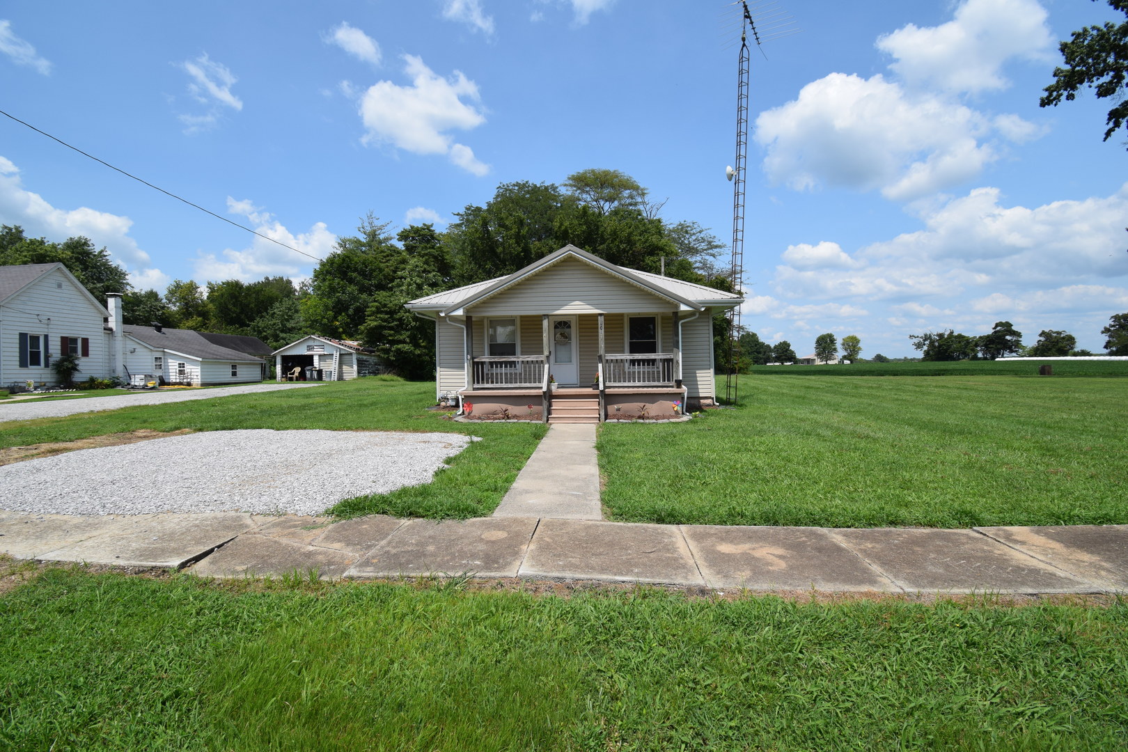 401 E Elm Street Property Photo 5