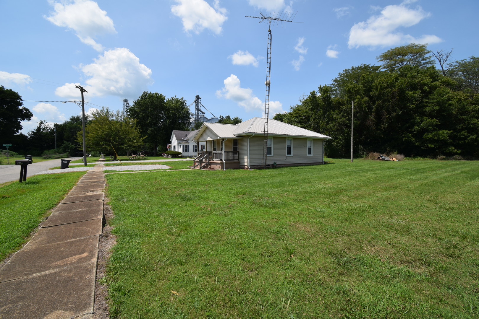 401 E Elm Street Property Photo 8