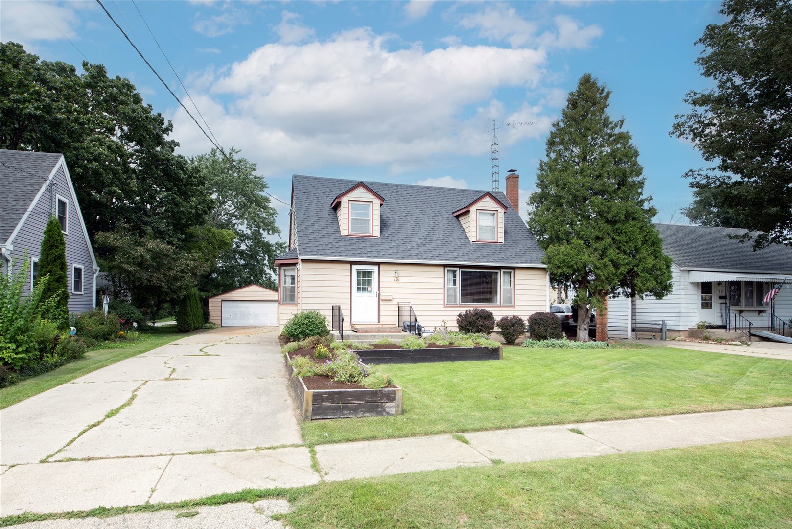 309 E Sunset Place Property Photo 3