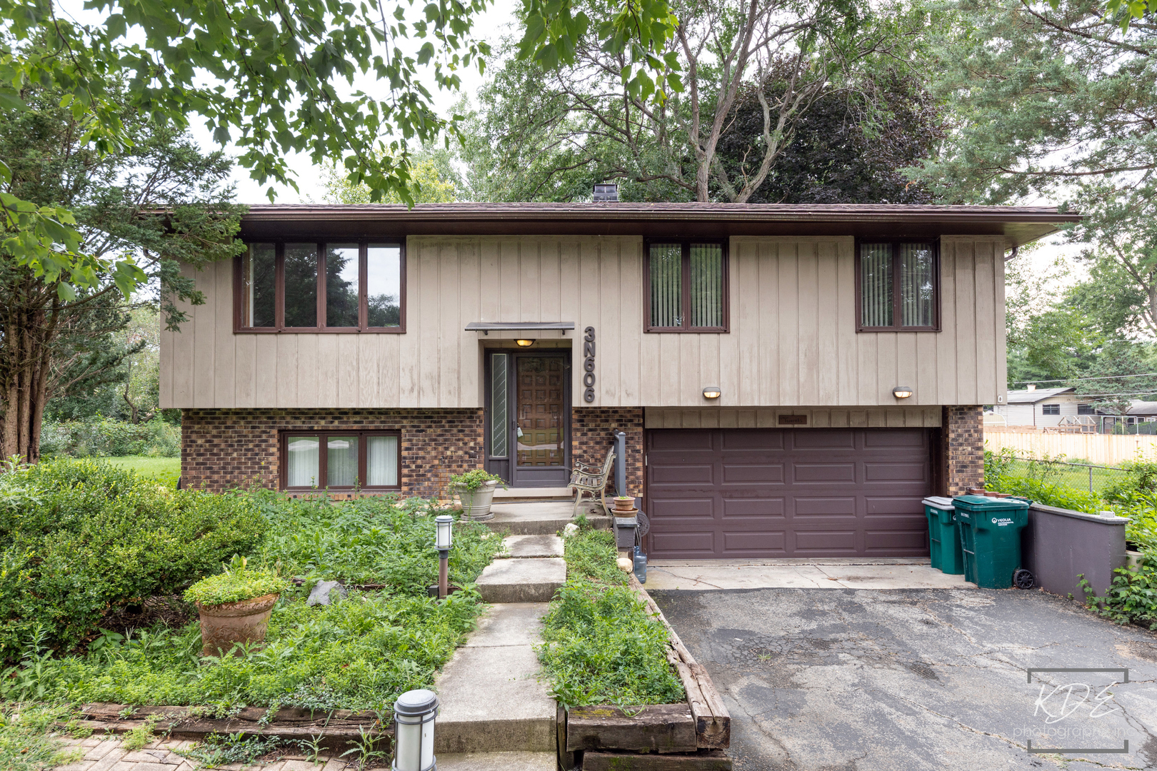 3n606 Locust Avenue Property Photo 2