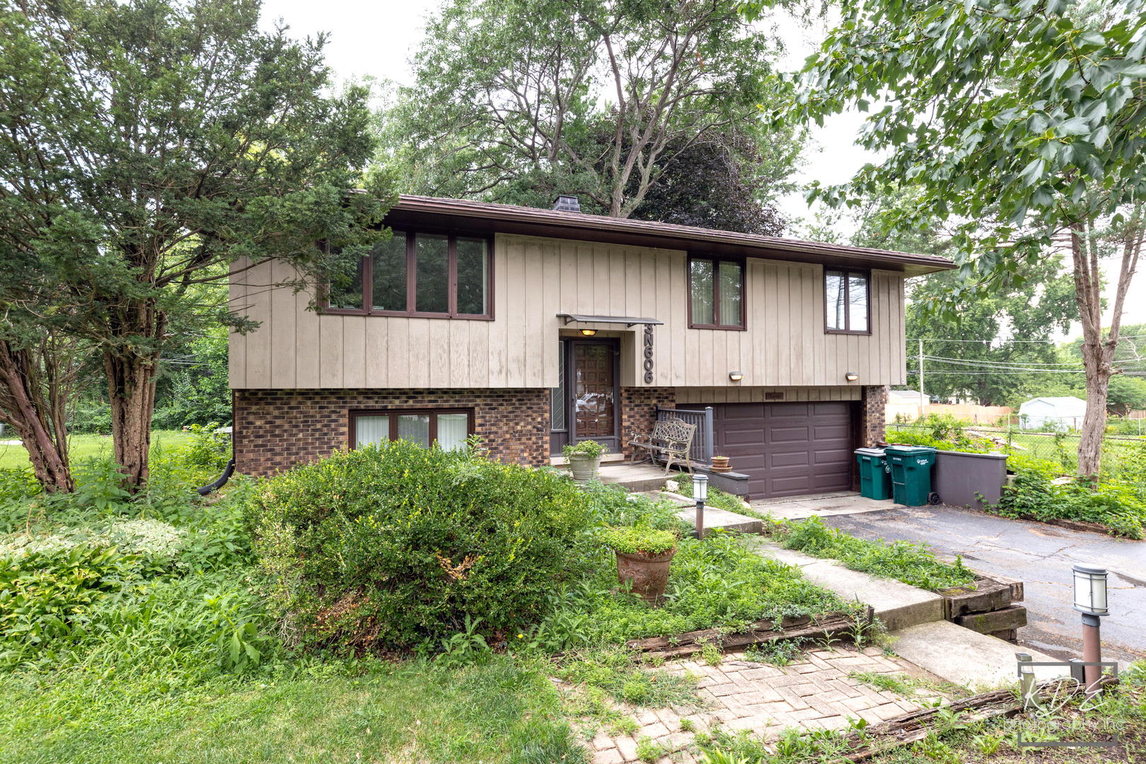 3n606 Locust Avenue Property Photo 4