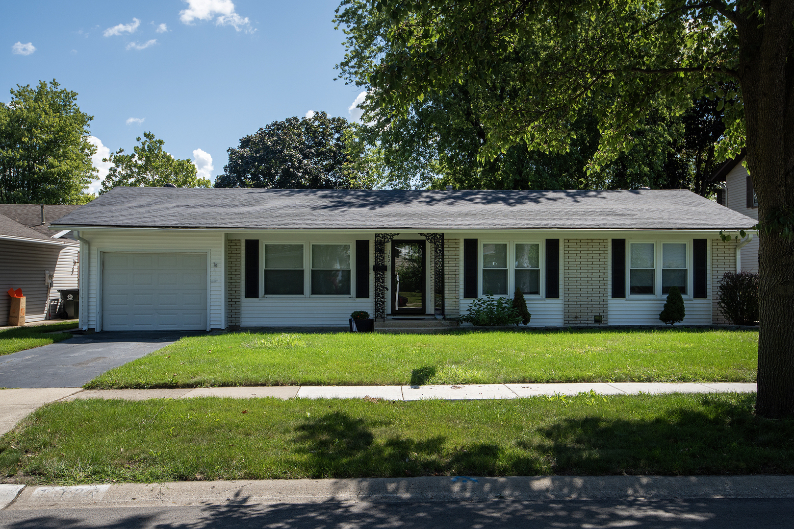1021 Lonsdale Road Property Photo 1