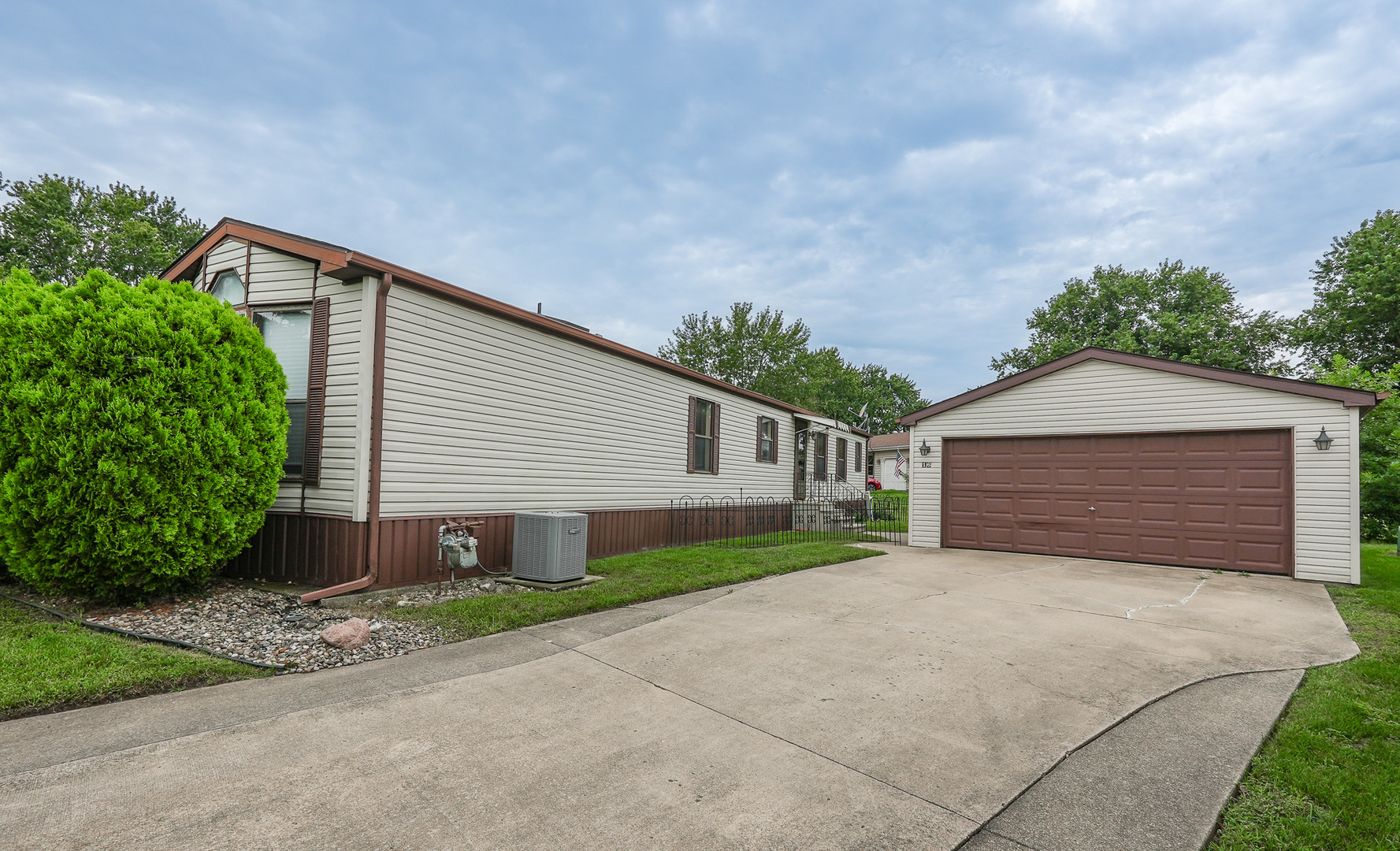 16 Maple Ridge Park Property Photo 1