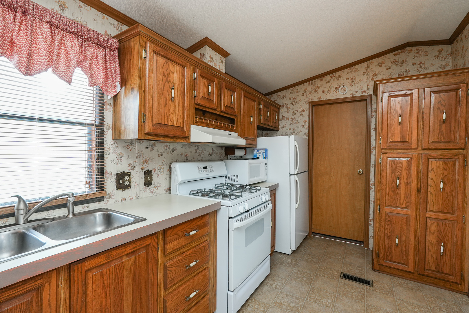 16 Maple Ridge Park Property Photo 5