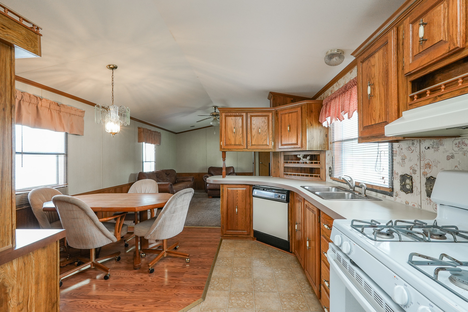16 Maple Ridge Park Property Photo 6