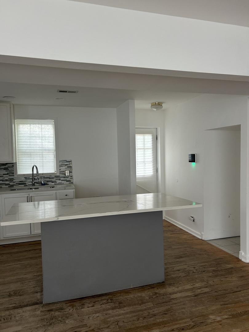 10724 S Pulaski Road Property Photo 3