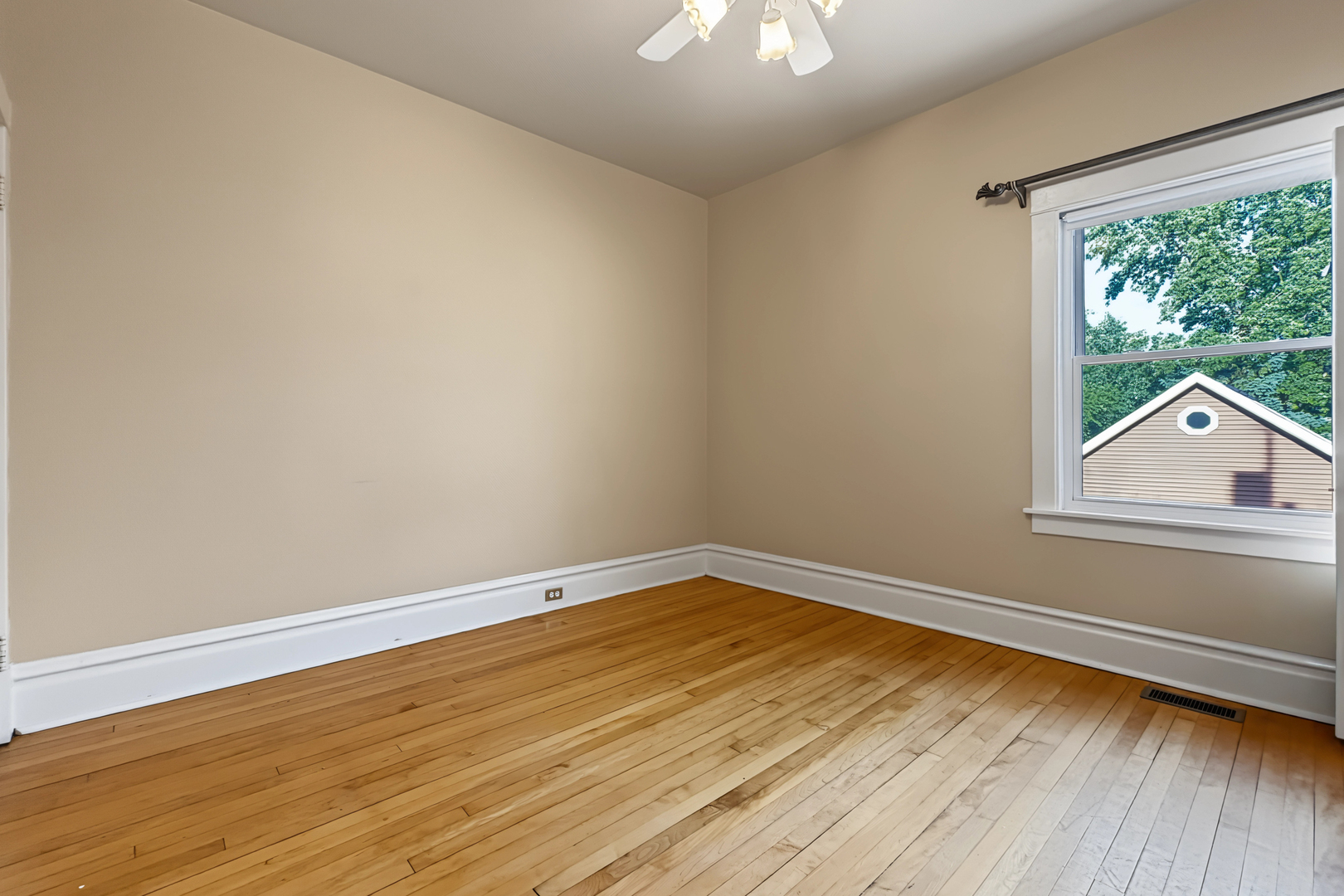 695 Prairie Avenue Property Photo 10
