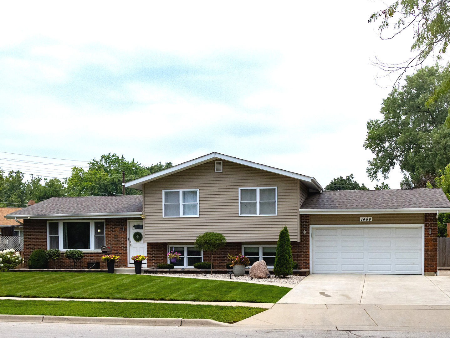 1484 Royal Boulevard Property Photo 1