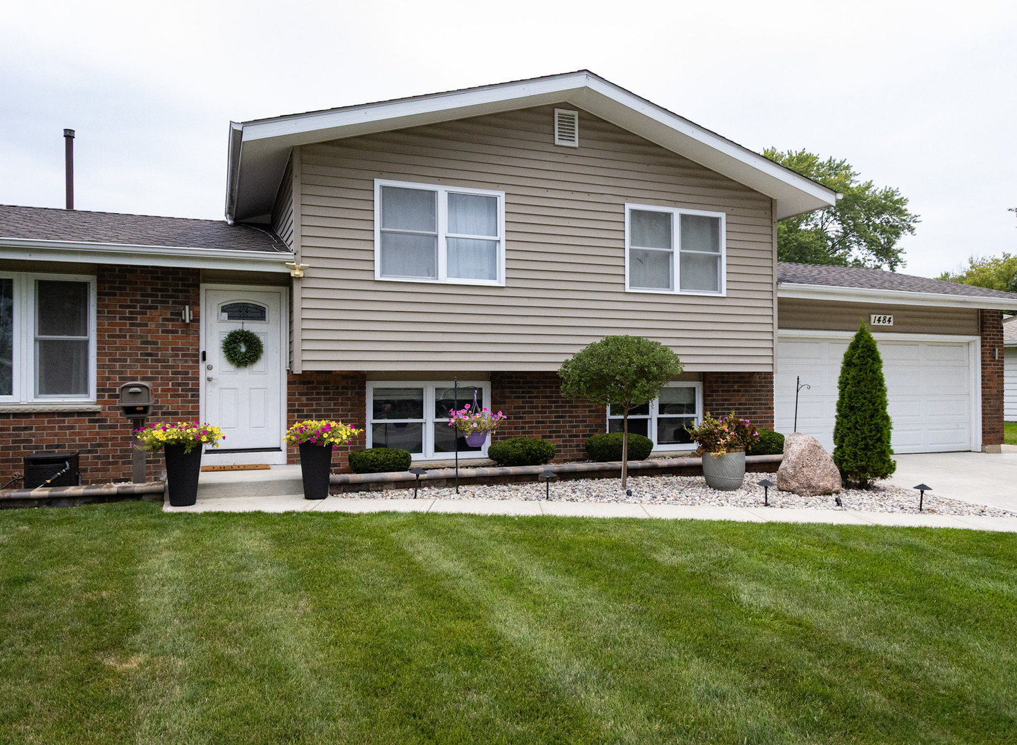1484 Royal Boulevard Property Photo 2