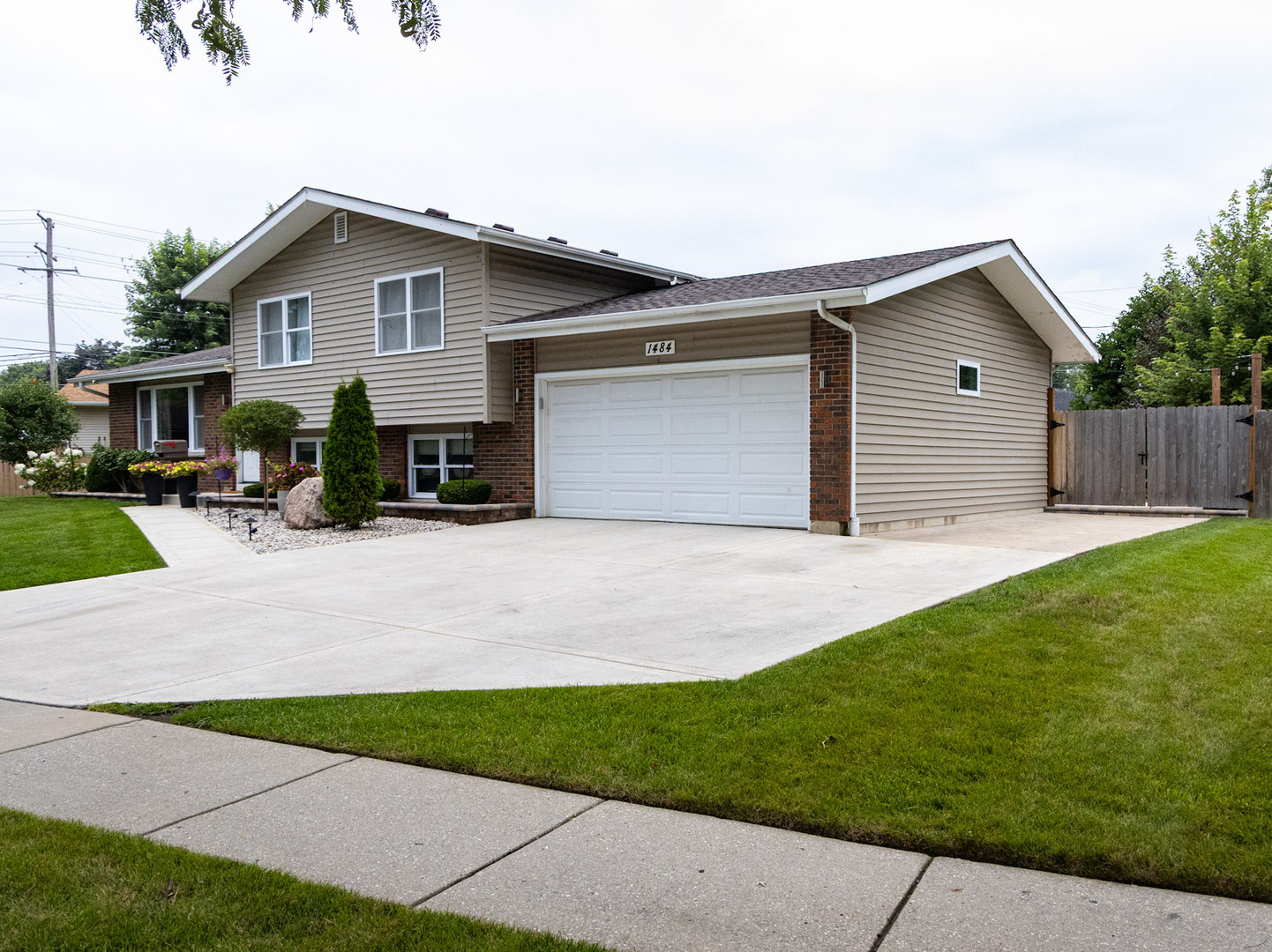 1484 Royal Boulevard Property Photo 3