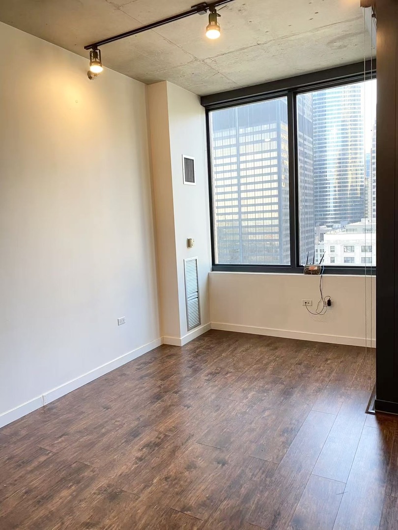 235 W Van Buren Street 2519 Property Photo 9