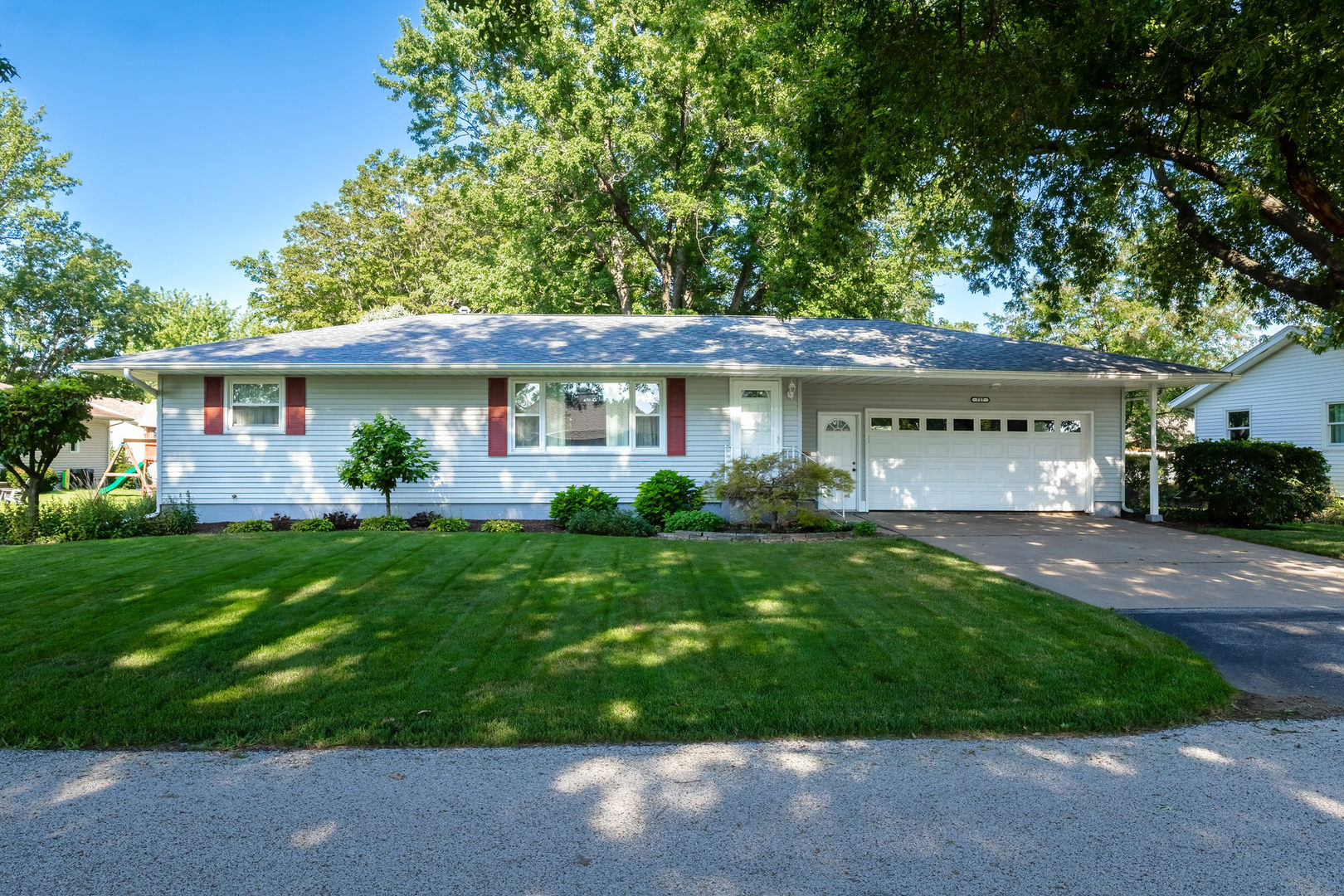 727 Hawthorne Court Property Photo 1