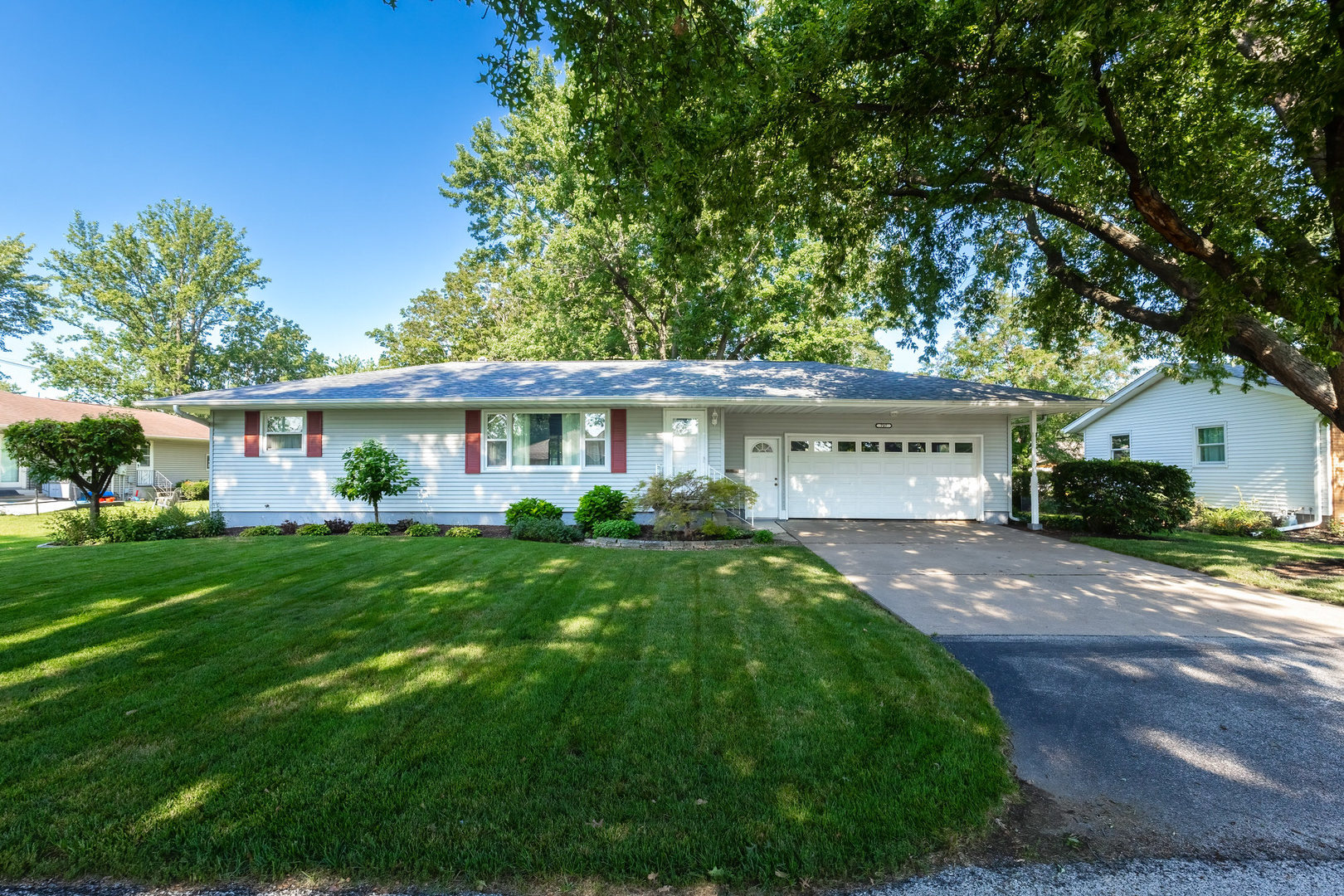 727 Hawthorne Court Property Photo 4