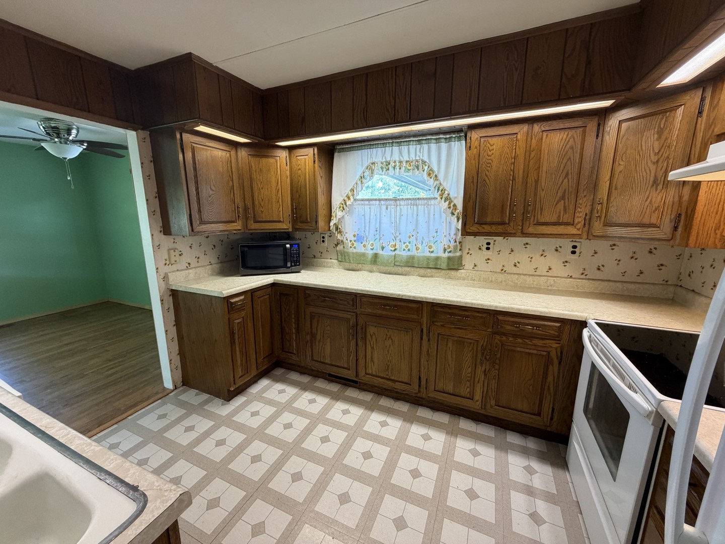 536 Dwight Street Property Photo 5
