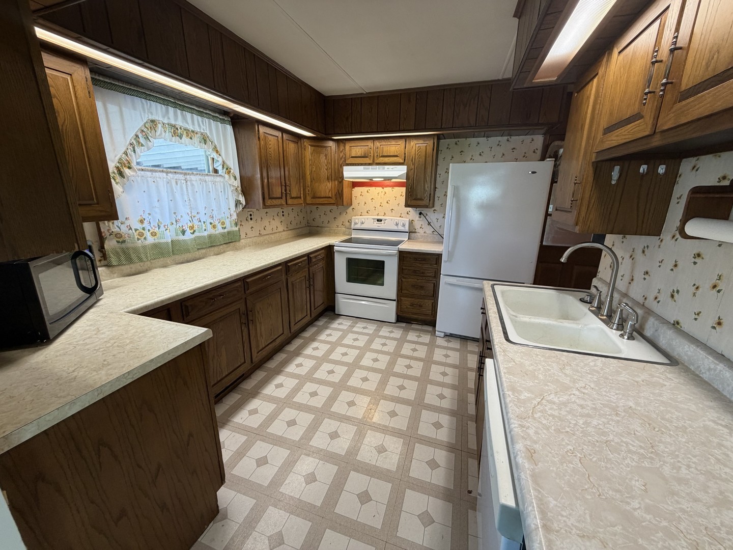 536 Dwight Street Property Photo 7
