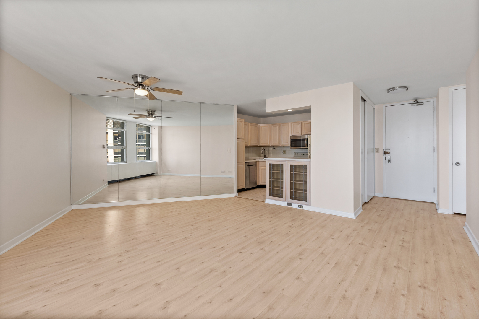 2626 N Lakeview Avenue 3609 Property Photo 4