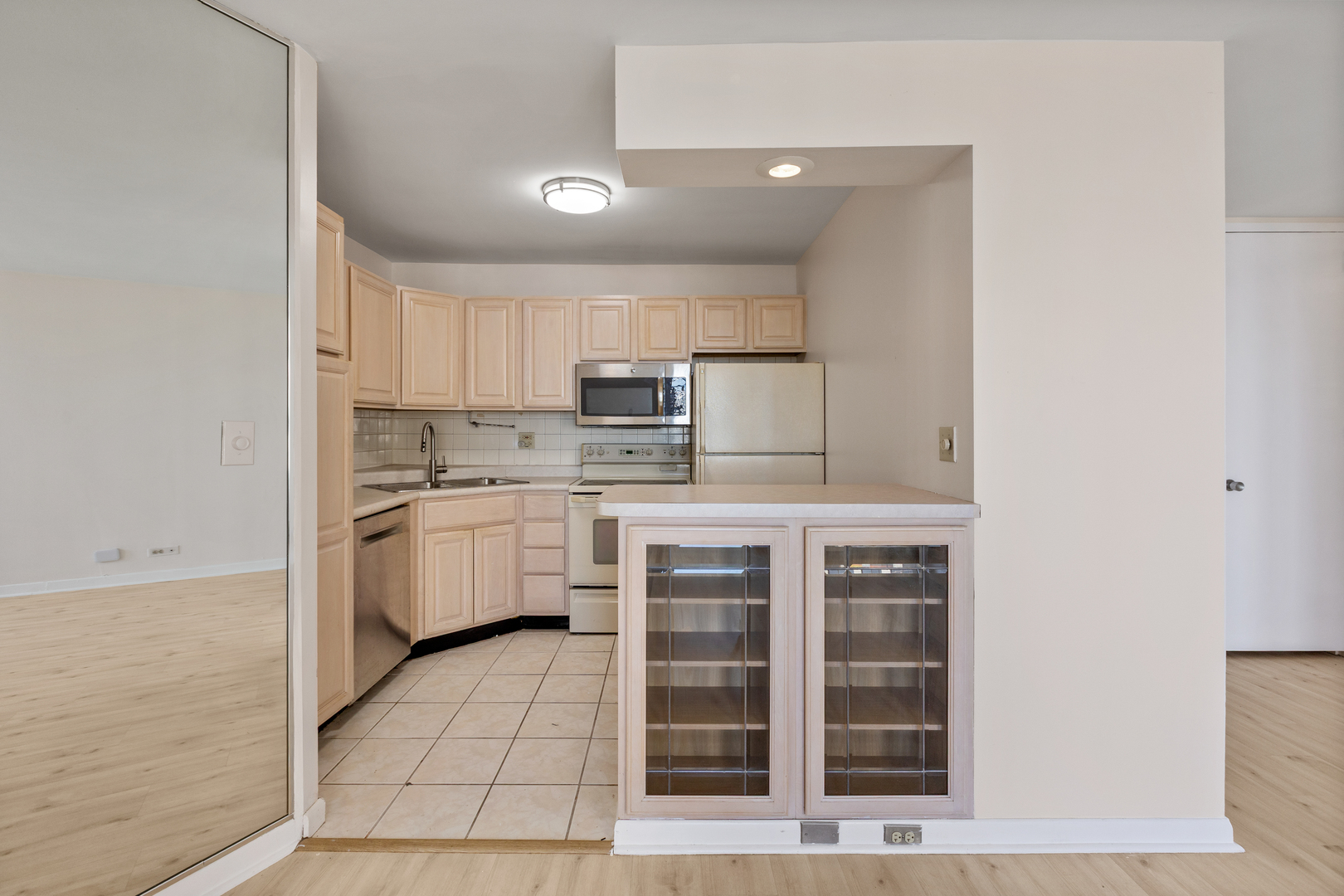 2626 N Lakeview Avenue 3609 Property Photo 7