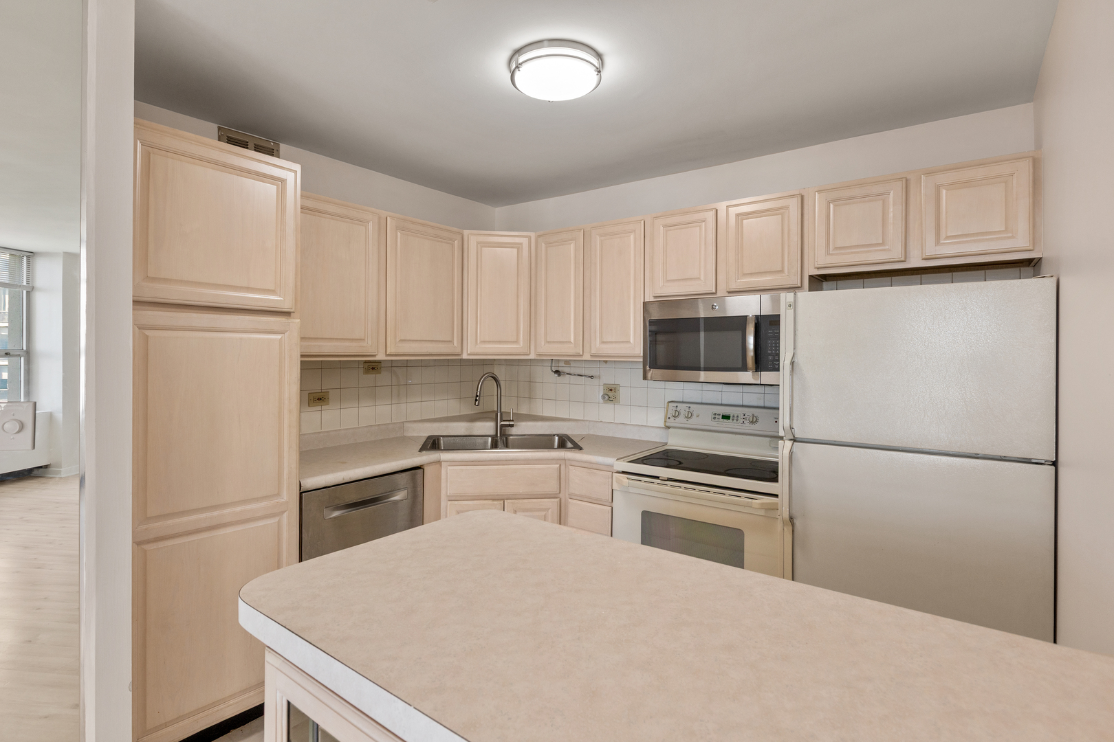 2626 N Lakeview Avenue 3609 Property Photo 8