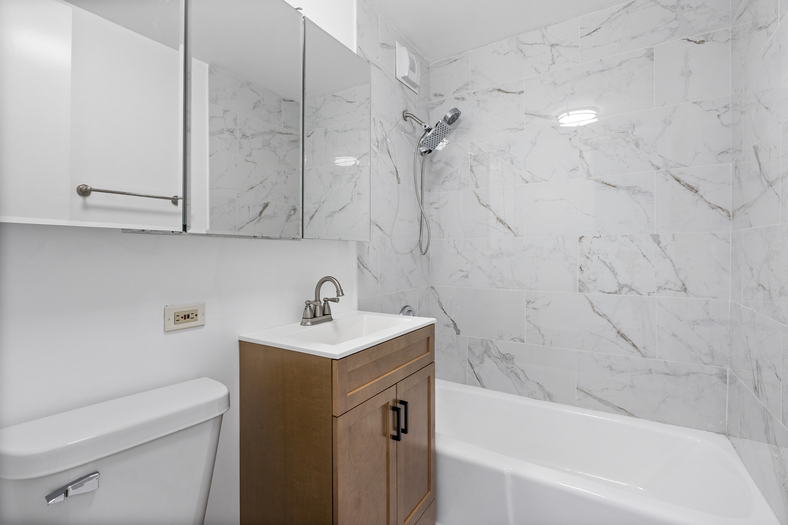 2626 N Lakeview Avenue 3609 Property Photo 10