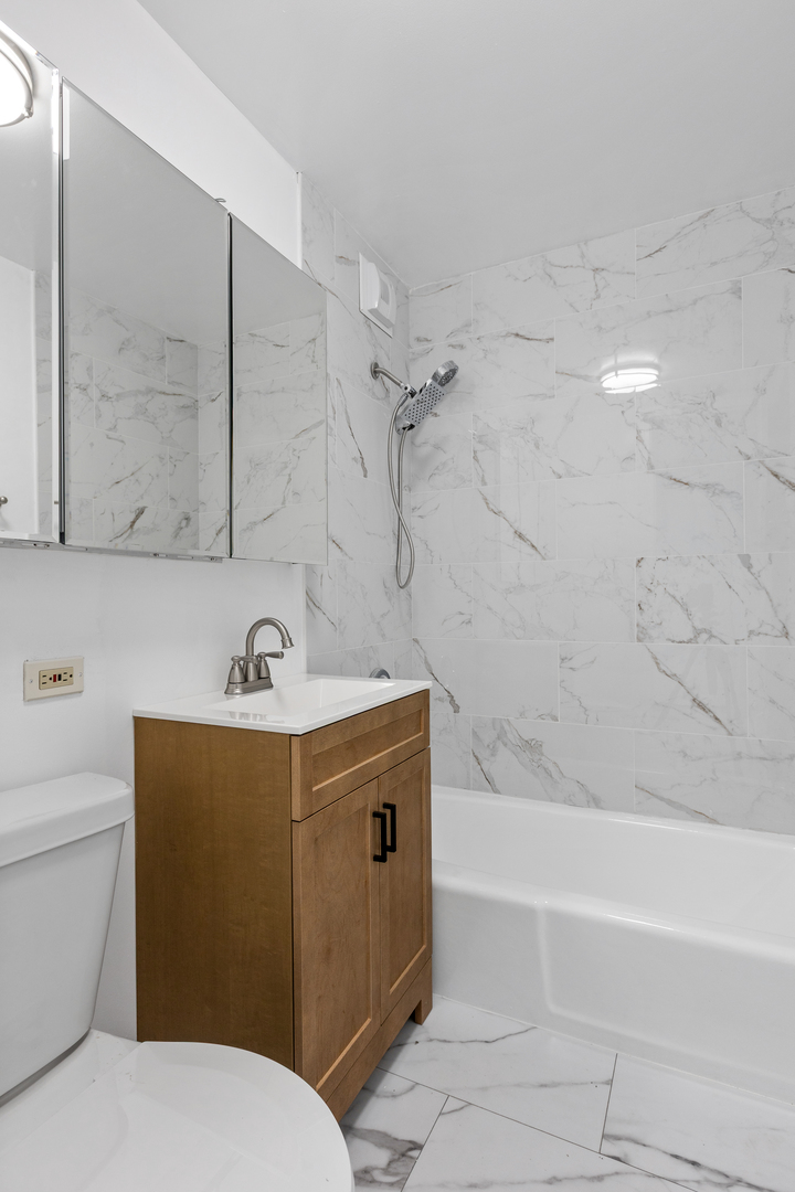 2626 N Lakeview Avenue 3609 Property Photo 11