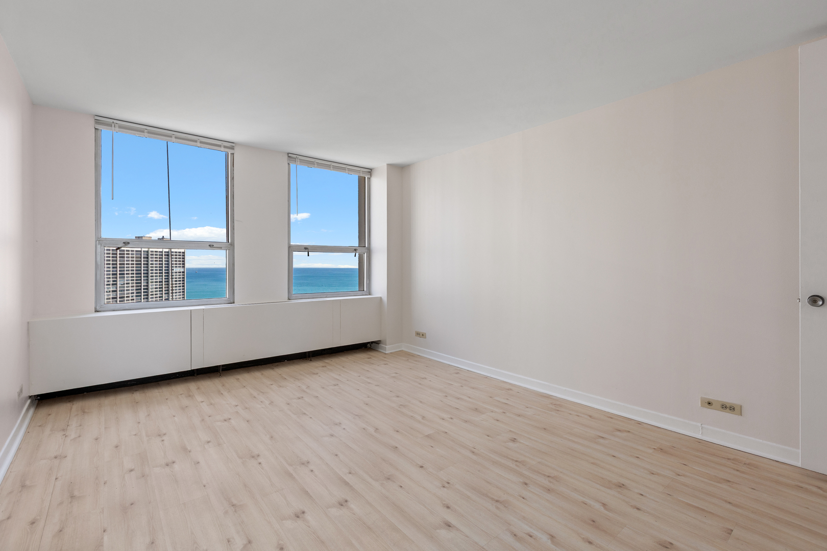 2626 N Lakeview Avenue 3609 Property Photo 13