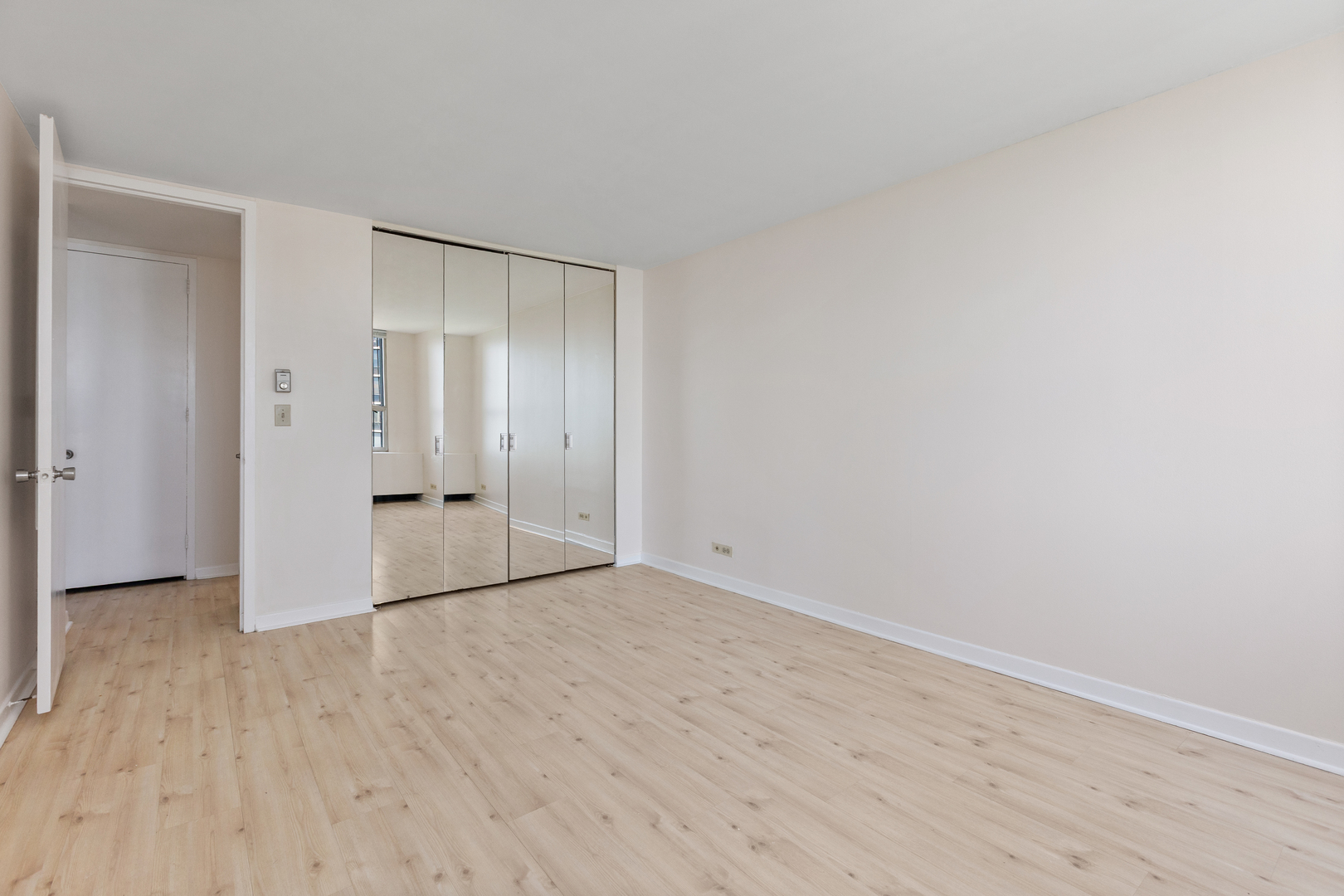 2626 N Lakeview Avenue 3609 Property Photo 14