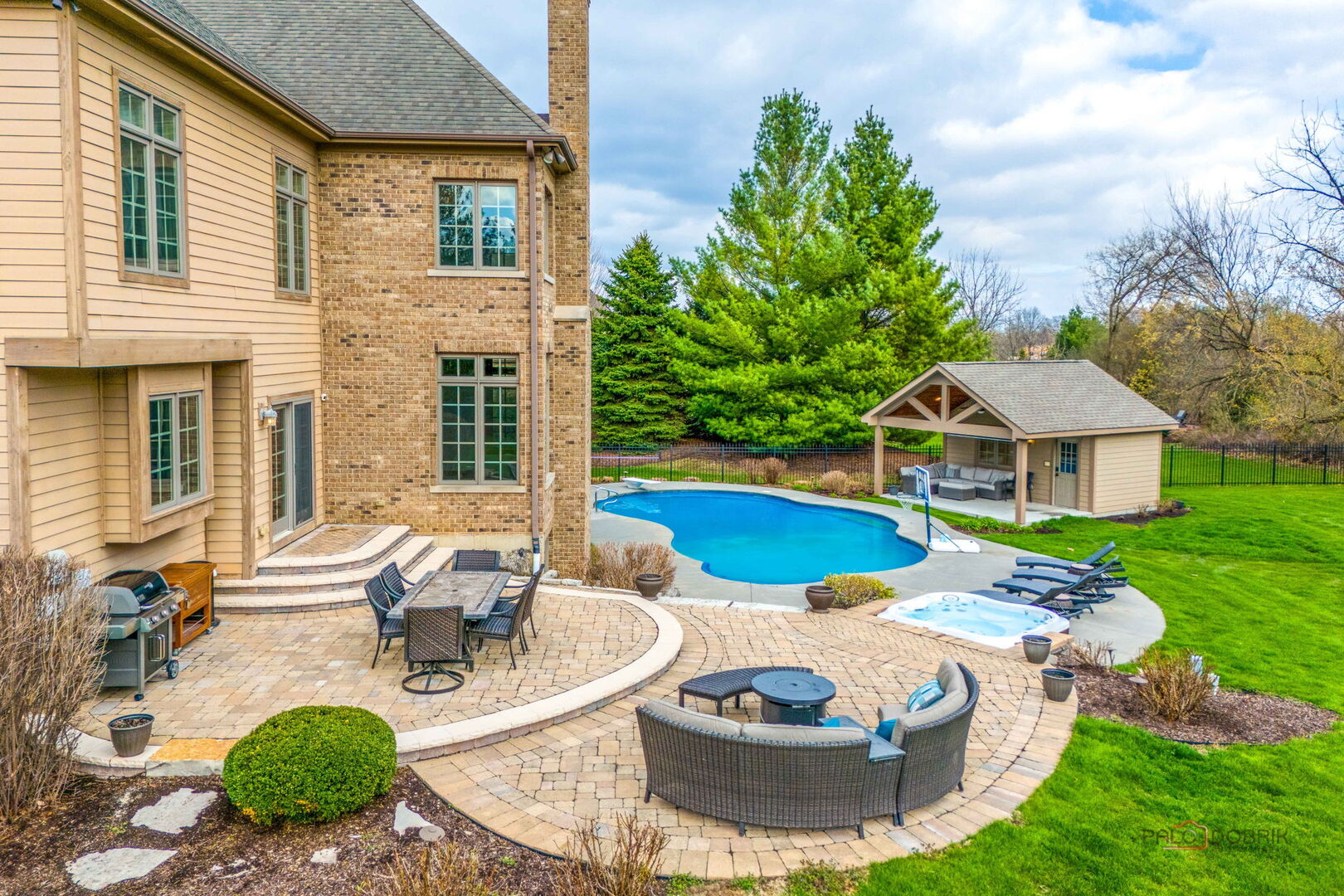 37w209 Deer Pond Court Property Photo 4