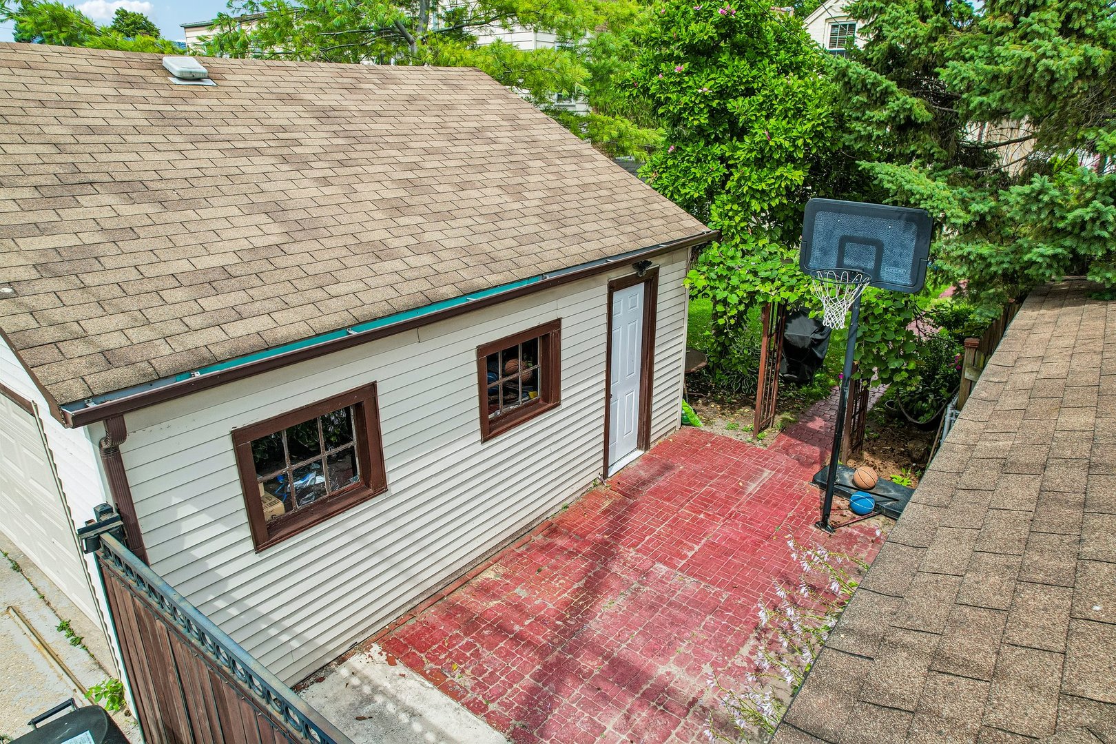 2842 N Mont Clare Avenue Property Photo 43