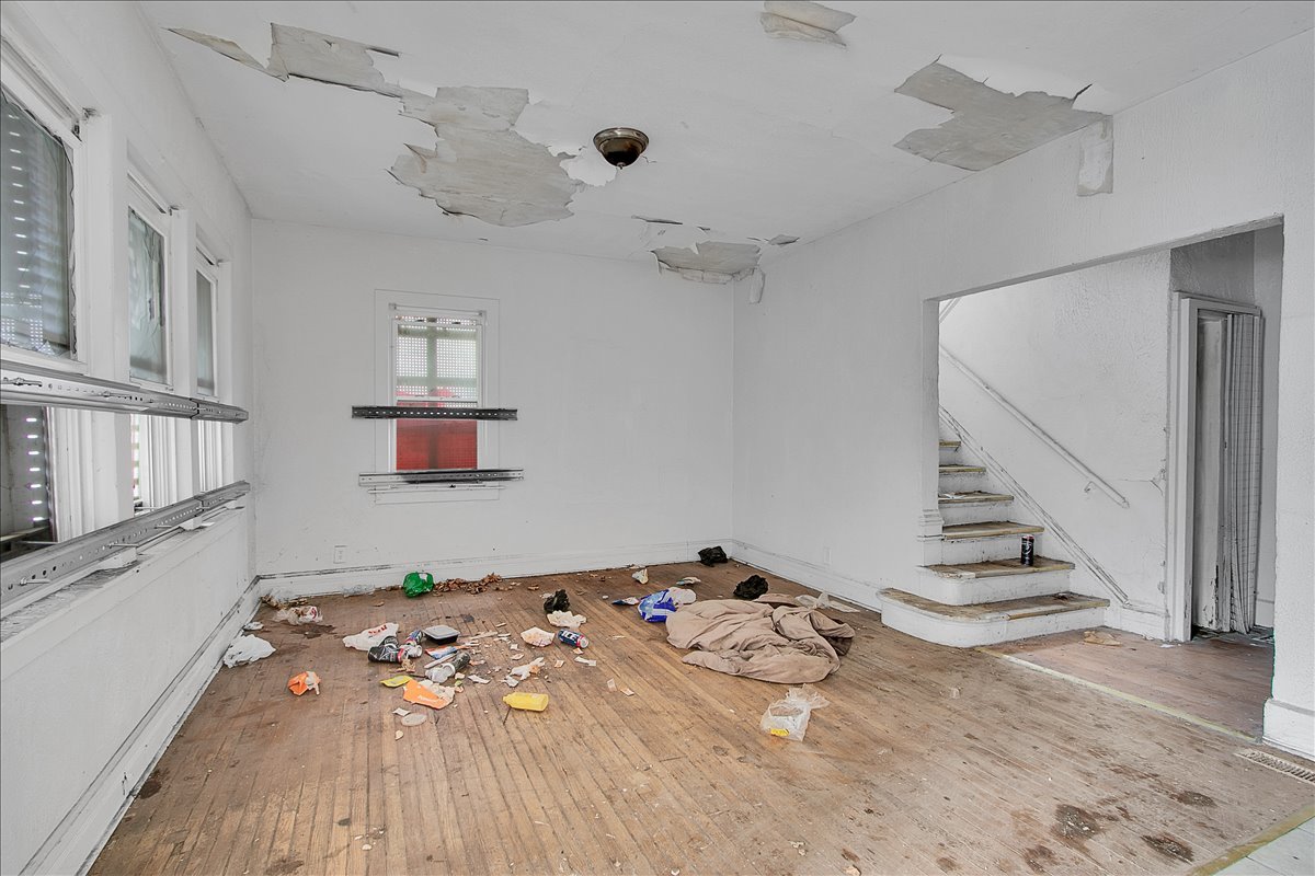 912 W 87th Street Property Photo 2