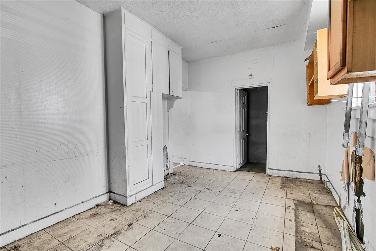 912 W 87th Street Property Photo 4