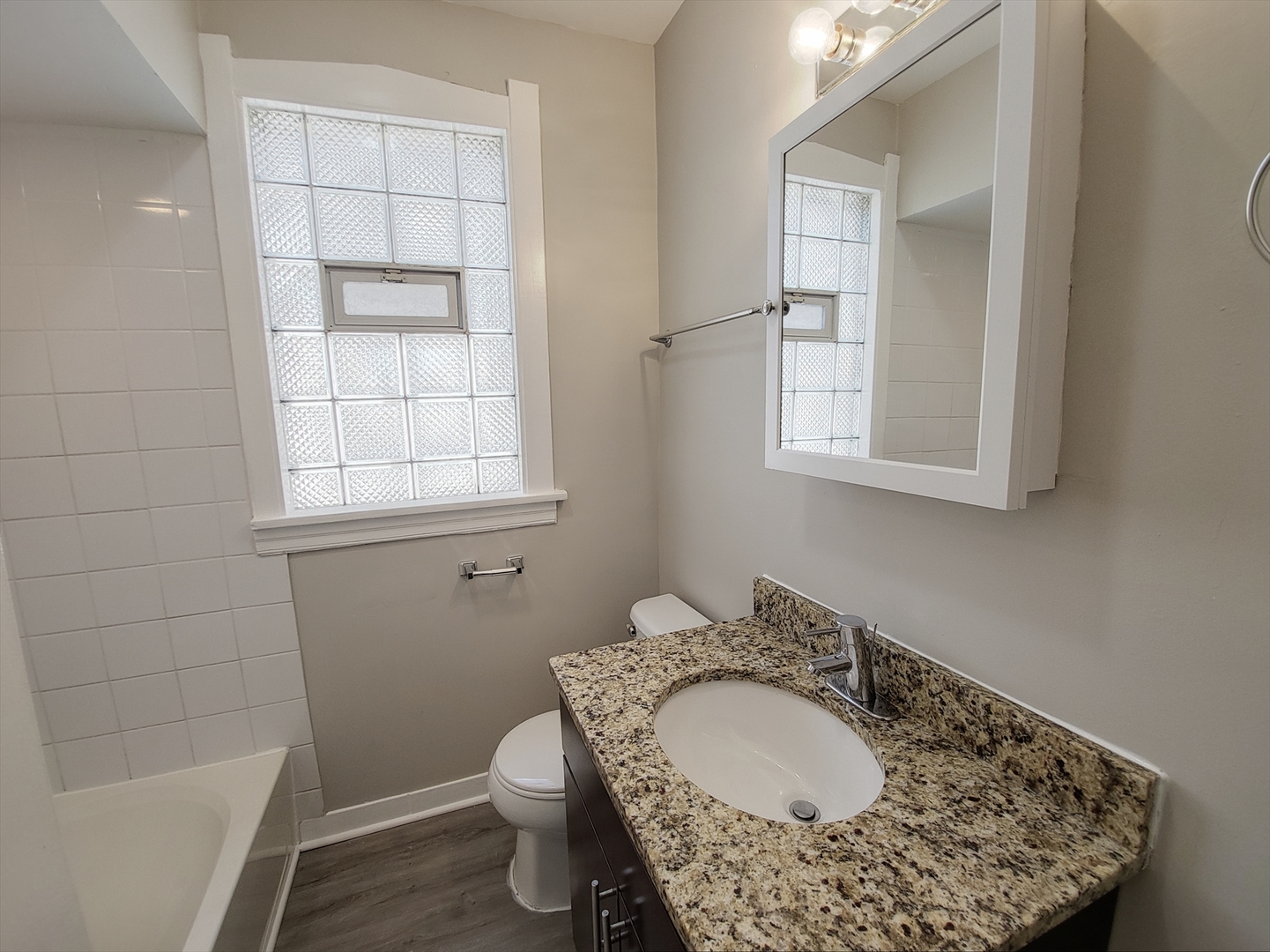 3042 N Lowell Avenue Property Photo 4