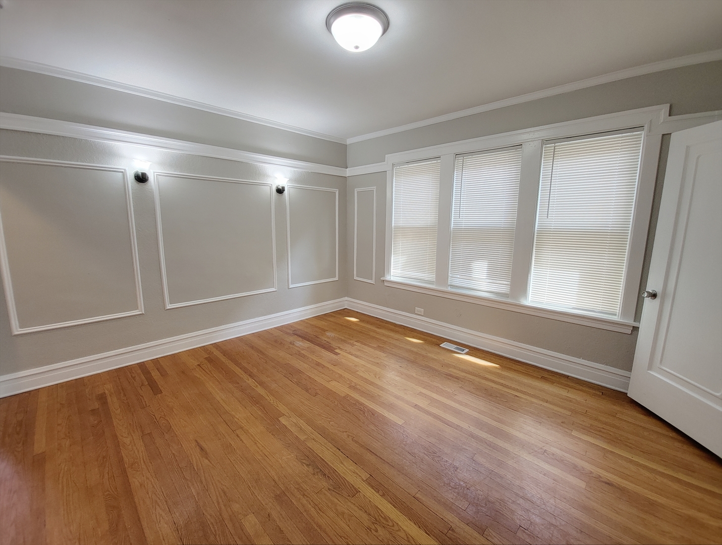 3042 N Lowell Avenue Property Photo 6
