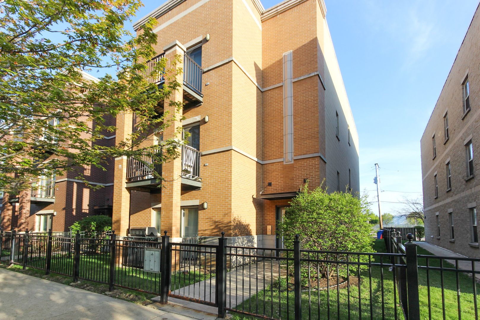 1153 W Washburne Avenue 301 Property Photo 1