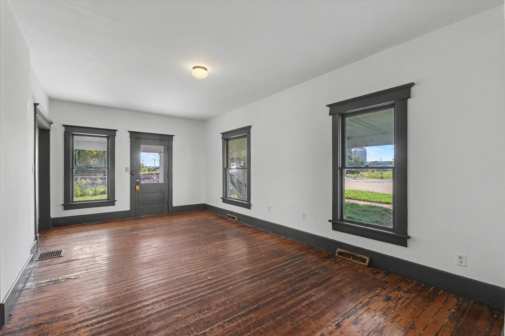 205 E Holloway Street Property Photo 6