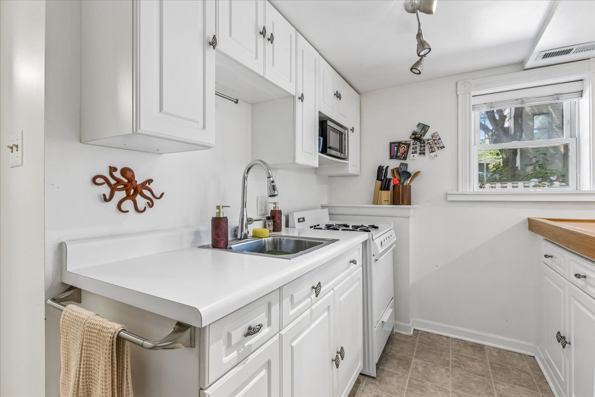 4149 N Wolcott Avenue Property Photo 9