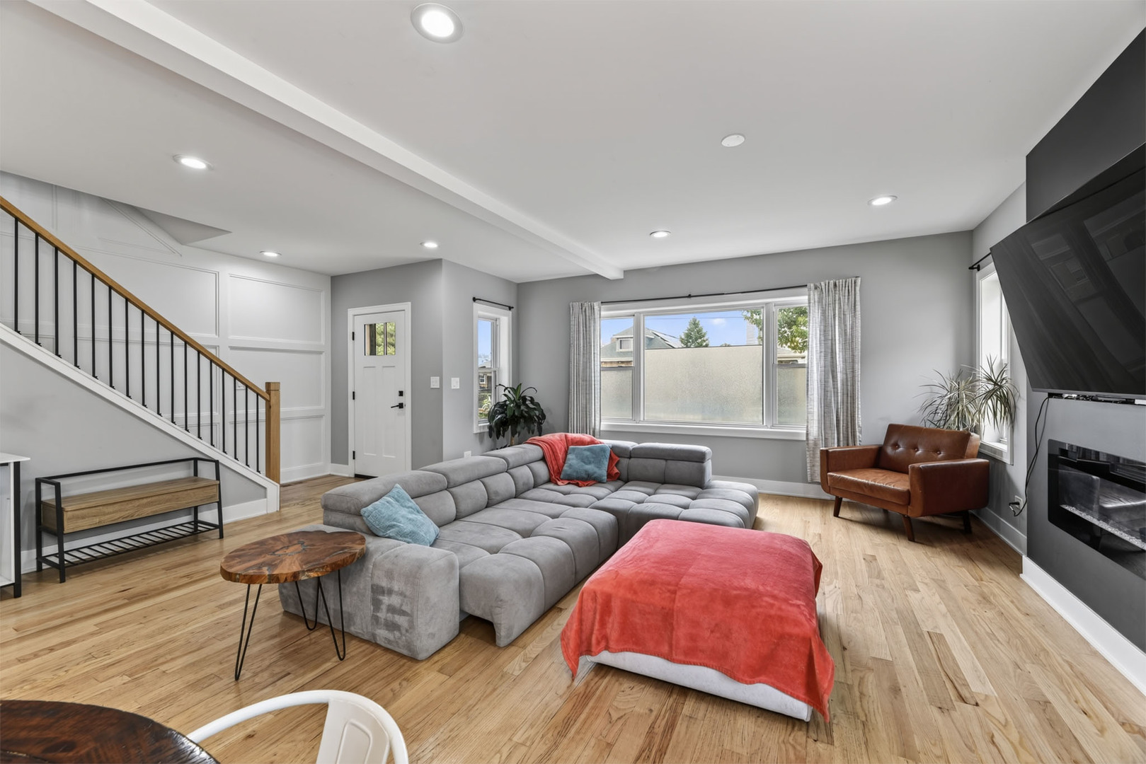 2128 N Lawler Avenue Property Photo 2