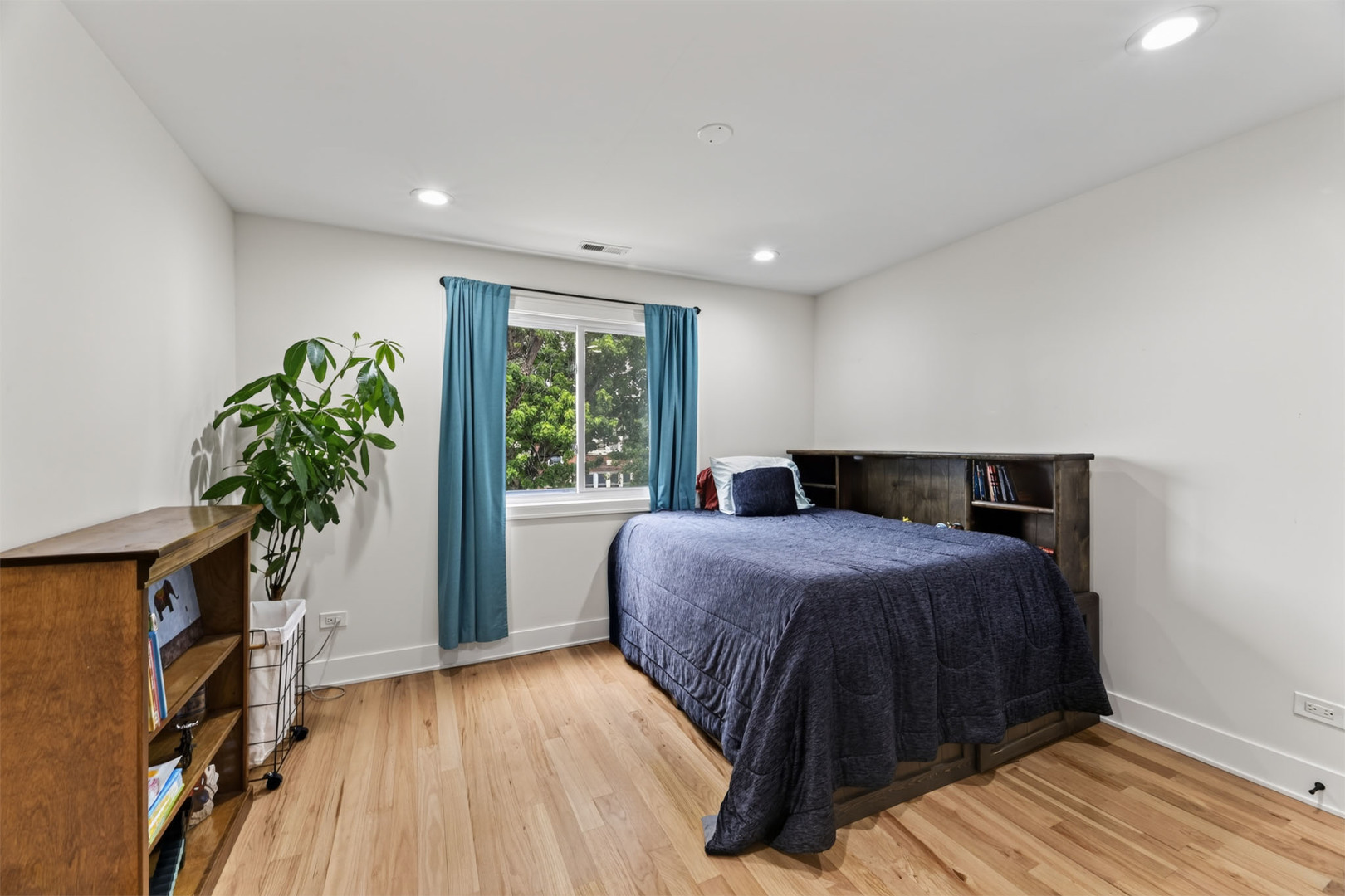 2128 N Lawler Avenue Property Photo 17