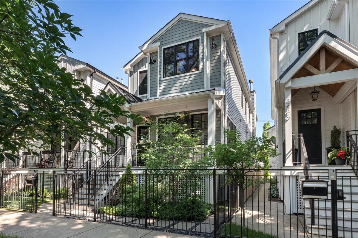 2448 W Moffat Street Property Photo 2