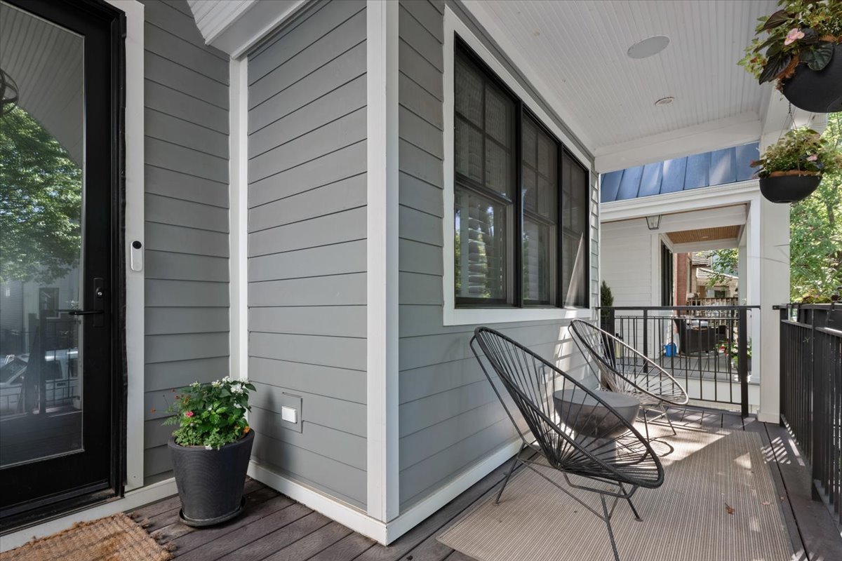 2448 W Moffat Street Property Photo 4