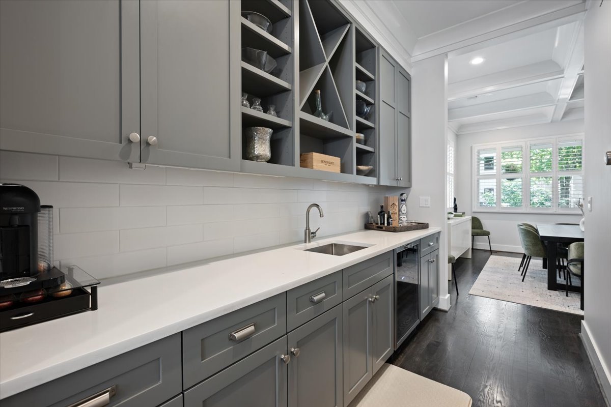 2448 W Moffat Street Property Photo 17