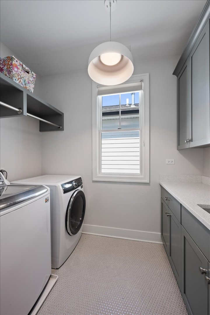 2448 W Moffat Street Property Photo 22