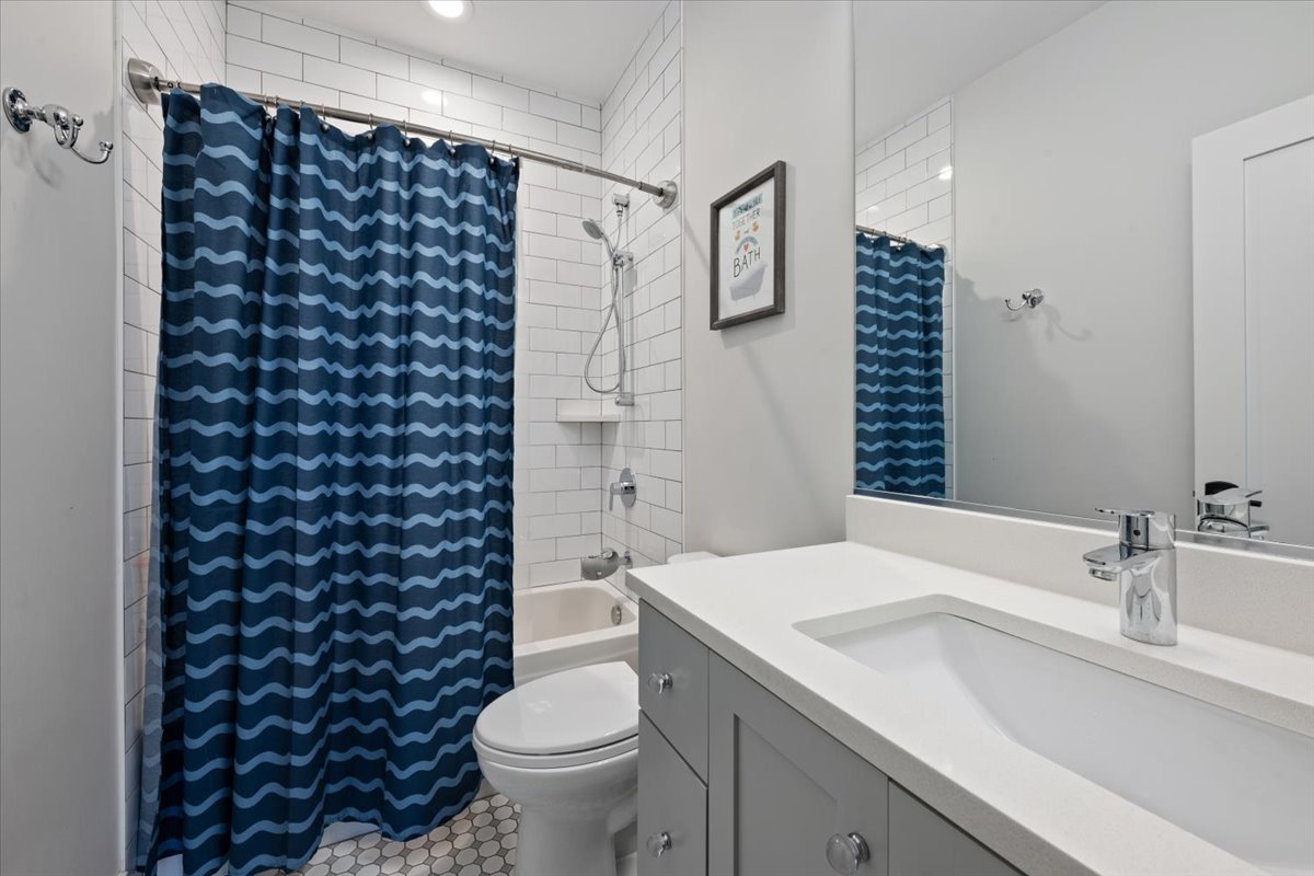 2448 W Moffat Street Property Photo 25