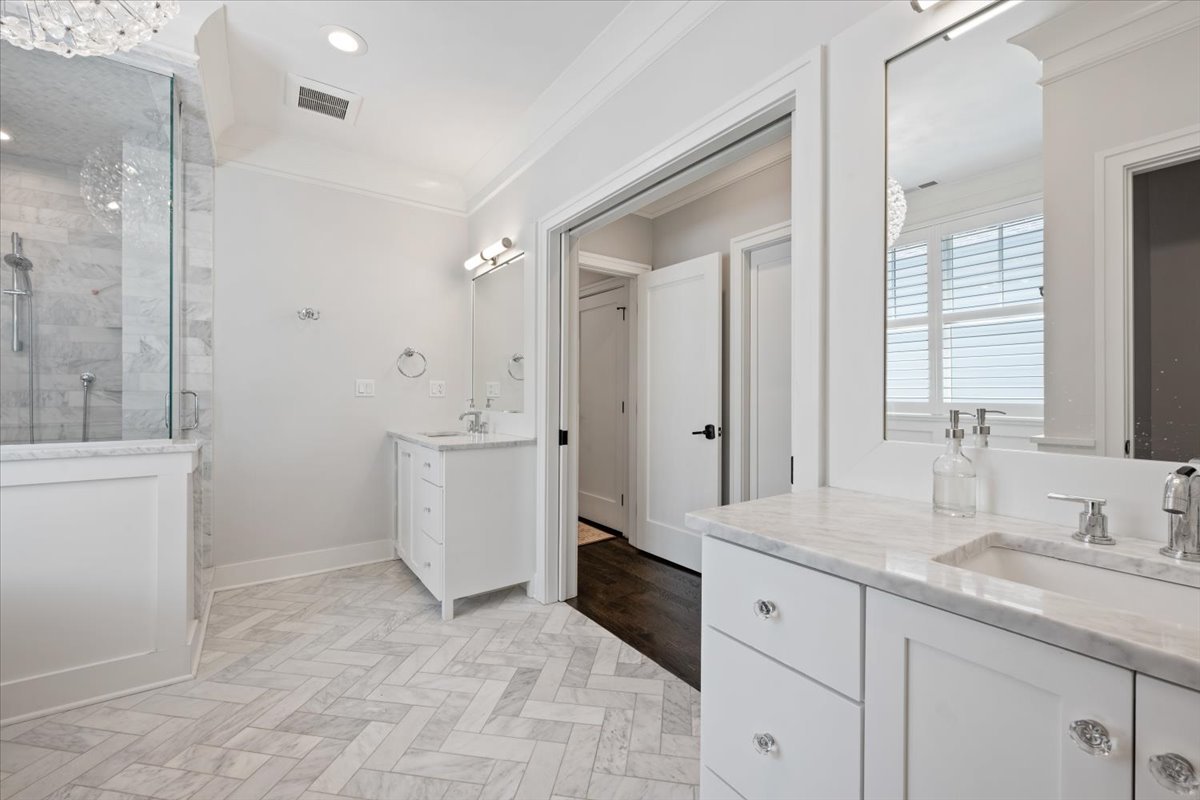 2448 W Moffat Street Property Photo 31
