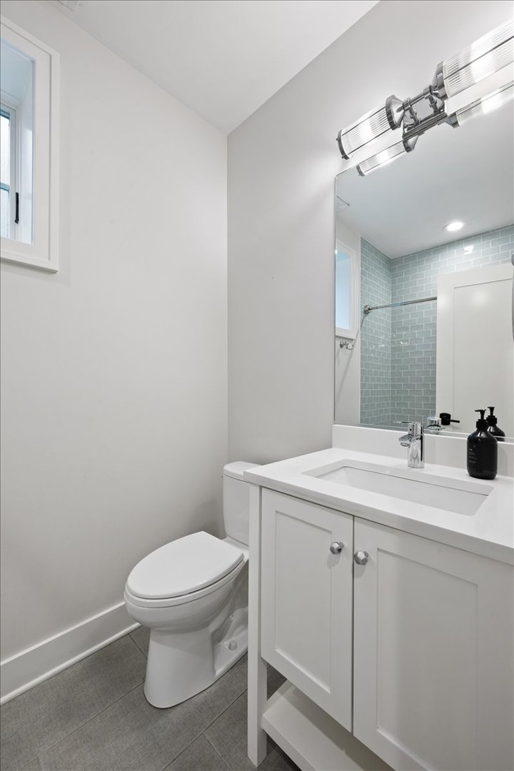 2448 W Moffat Street Property Photo 35