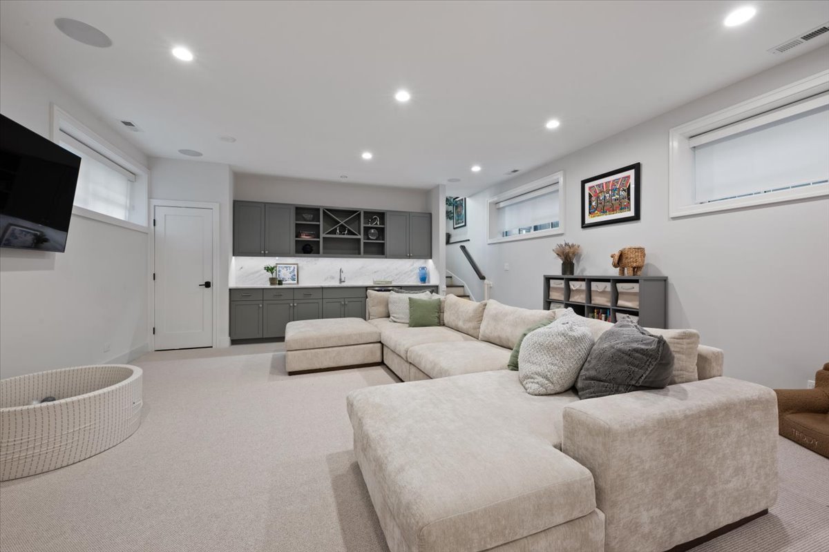 2448 W Moffat Street Property Photo 36