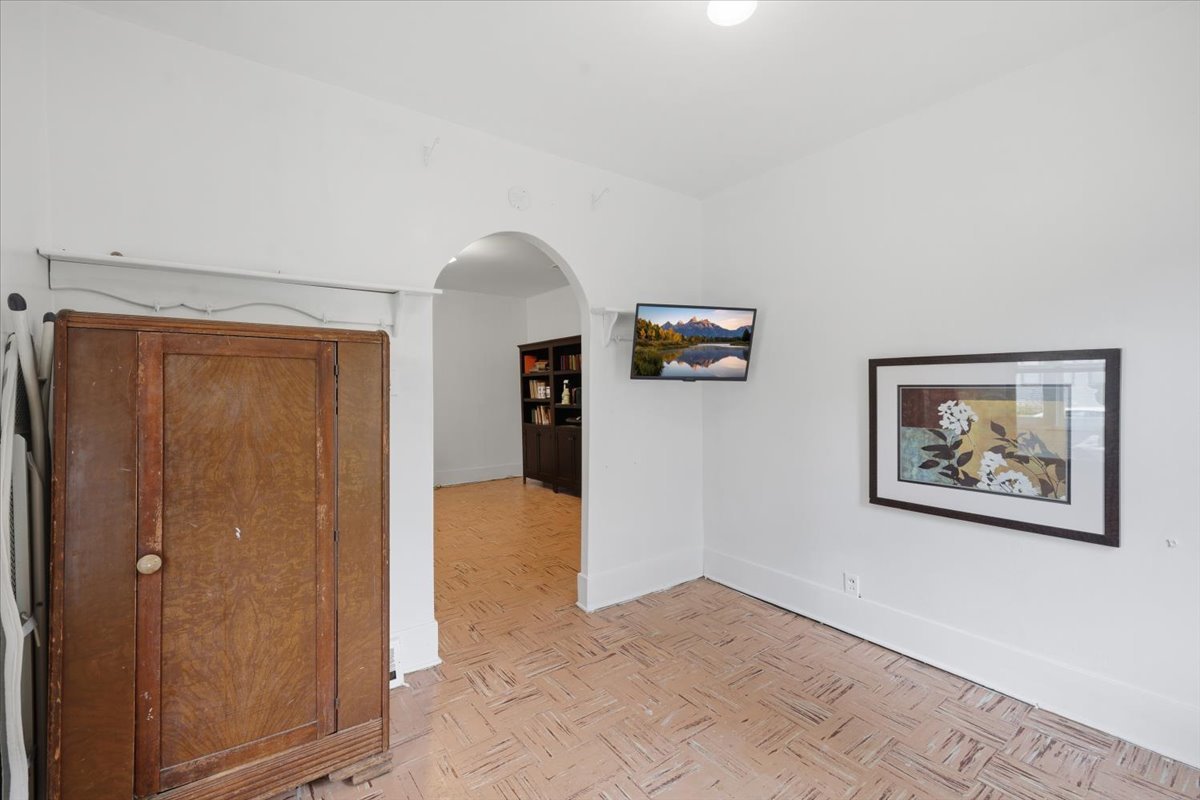 732 N Warren Avenue Property Photo 6