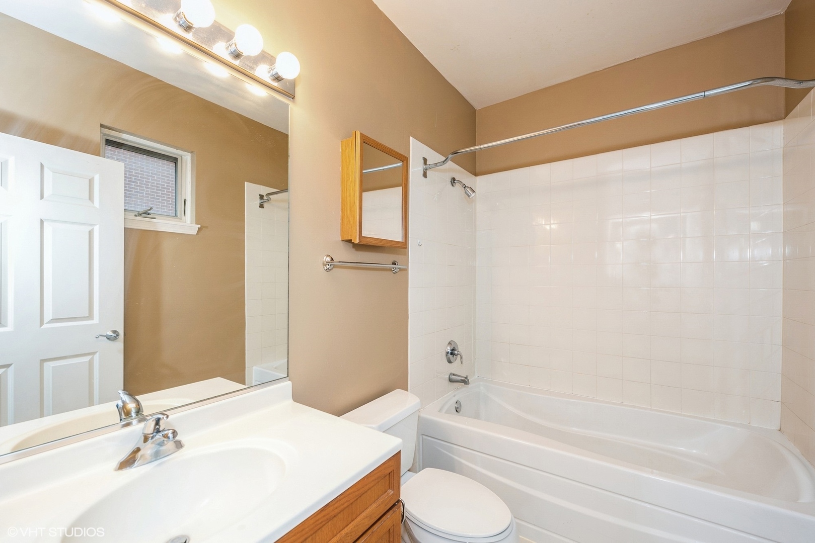 758 W 15th Street 2a Property Photo 8
